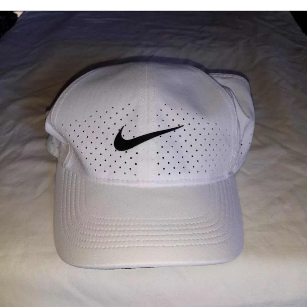 NWT Nike lightweight hat